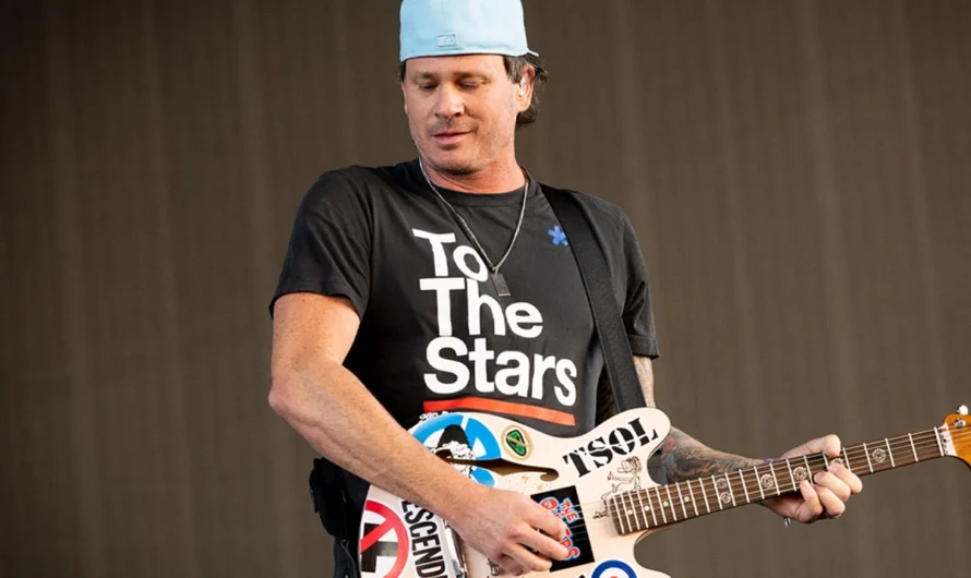 Tom DeLonge Messes Up Blink-182 Song Live, Plays the Wrong Intro